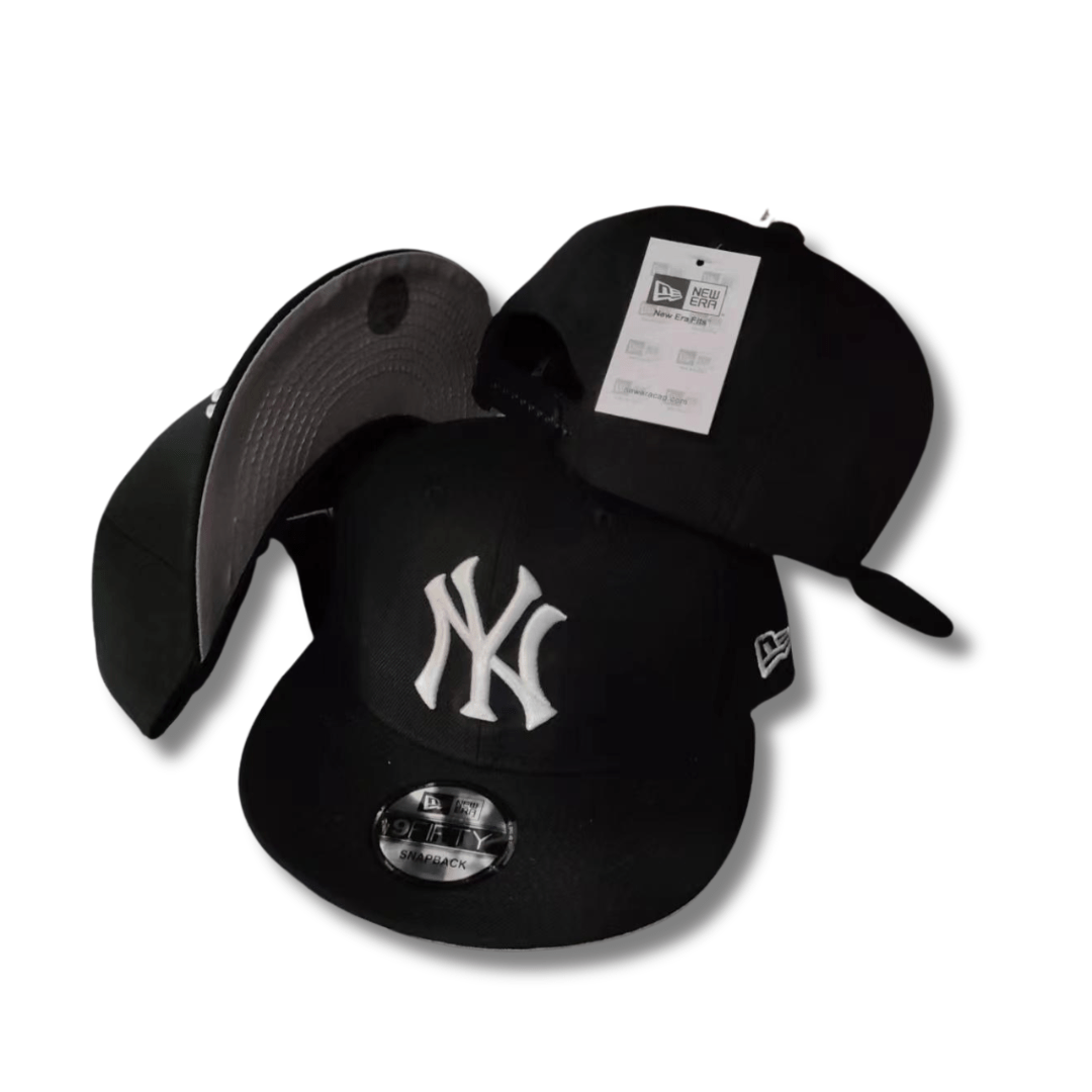New York Yankees Black with White Embroidered Logo - Snapback Cap
