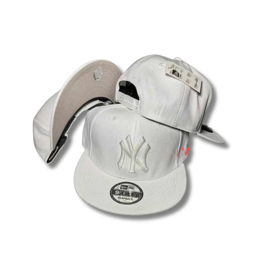 New York Yankees All-White Sleek and Minimalistic – Snapback Cap