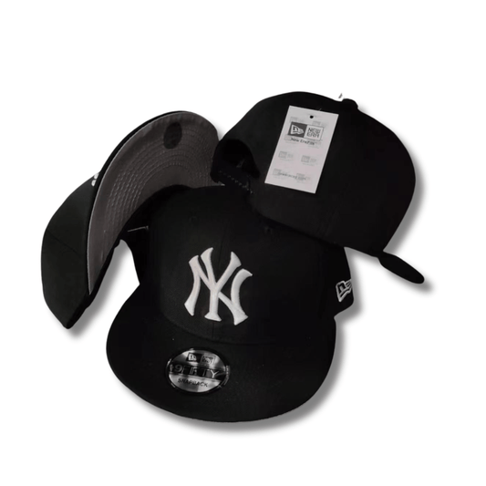 New York Yankees Black with White Embroidered Logo - Snapback Cap