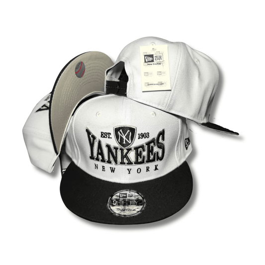 New York Yankees New Era 9Fifty White with Black Brim and Heritage Design – Snapback Cap