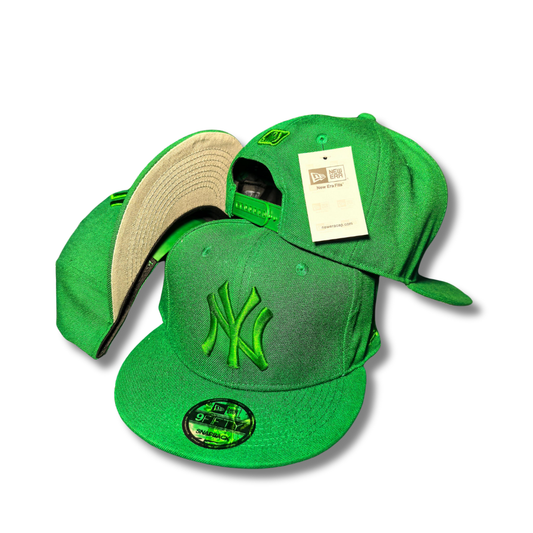 New York Yankees with Green Embroidered Logo Bright Green – Snapback Cap