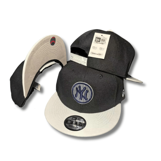 New York Yankees with Striped Circle Logo Black and White – Snapback Cap